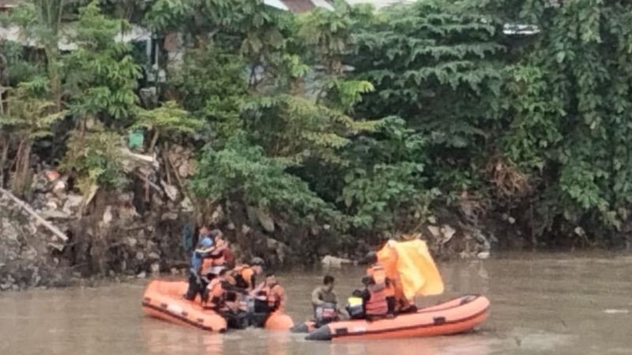 Tim SAR gabungan berhasil menemukan jenazah seorang pria lansia yang dilaporkan tenggelam di Kali Jagir, Surabaya, setelah pencarian selama kurang lebih 24 jam.