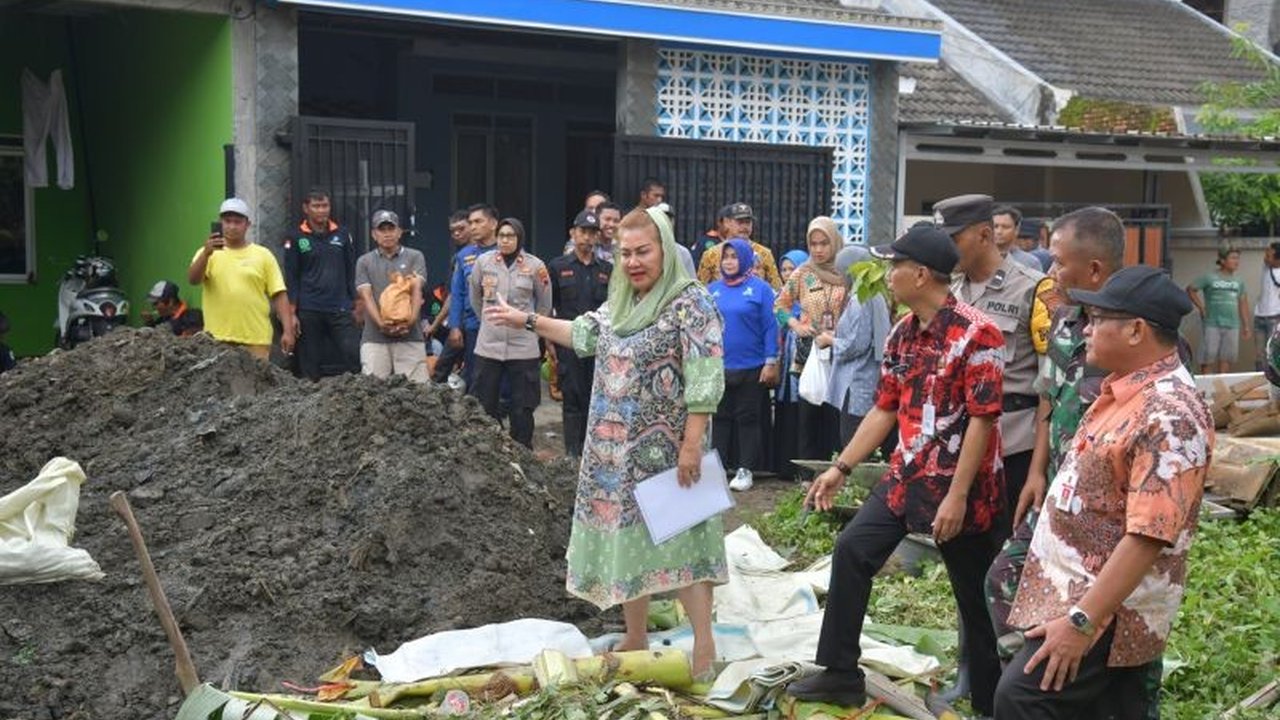 Banjir Semarang disebabkan cuaca ekstrem dan infrastruktur yang belum optimal, Pemkot Semarang lakukan berbagai upaya jangka pendek dan panjang untuk mengatasinya.