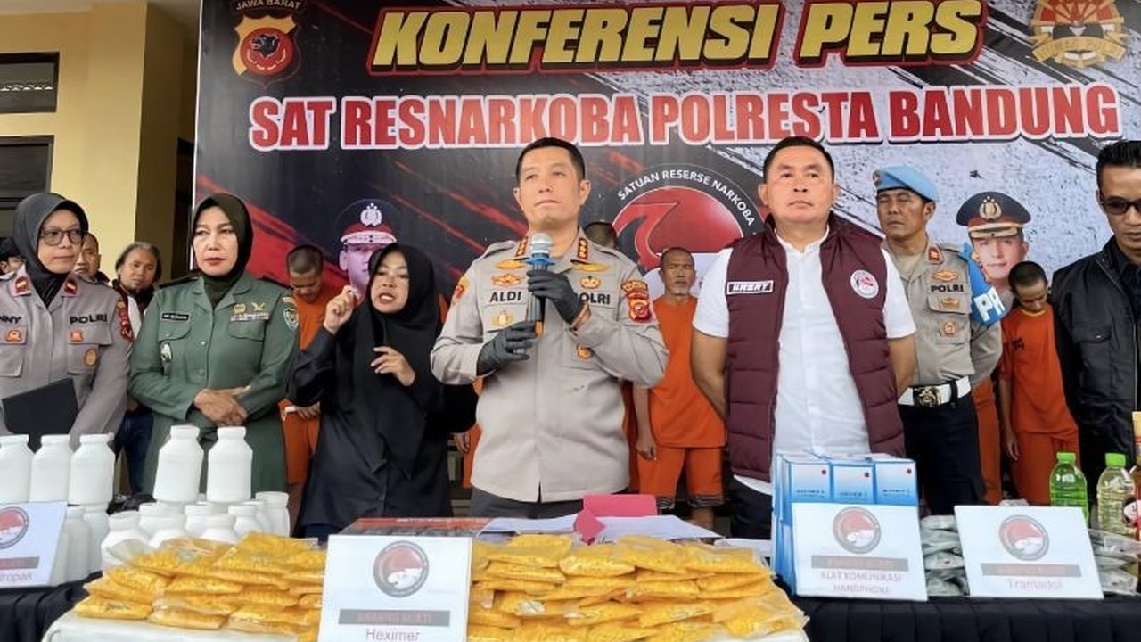 Polresta Bandung berhasil mengamankan 1,9 juta butir obat keras jenis tramadol dan eximer dari 11 tersangka selama operasi dua pekan di Kabupaten Bandung, Jawa Barat, dengan ancaman hukuman penjara maksimal 12 tahun dan denda Rp5 miliar.