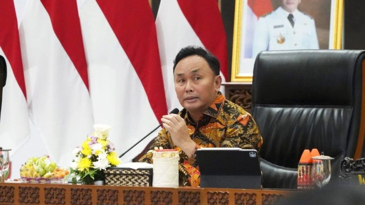 Gubernur Kalimantan Tengah menurunkan tim untuk menghentikan sementara angkutan perusahaan di Jalan Bukit Liti-Bawan-Kuala Kurun, Gunung Mas, akibat kerusakan jalan yang disebabkan oleh kendaraan berat yang melebihi kapasitas.