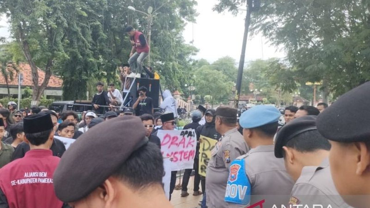 Aliansi BEM Pamekasan mendampingi pedagang kaki lima (PKL) yang ditertibkan Pemkab Pamekasan menggelar aksi damai di DPRD, menuntut keadilan dan solusi relokasi yang layak.