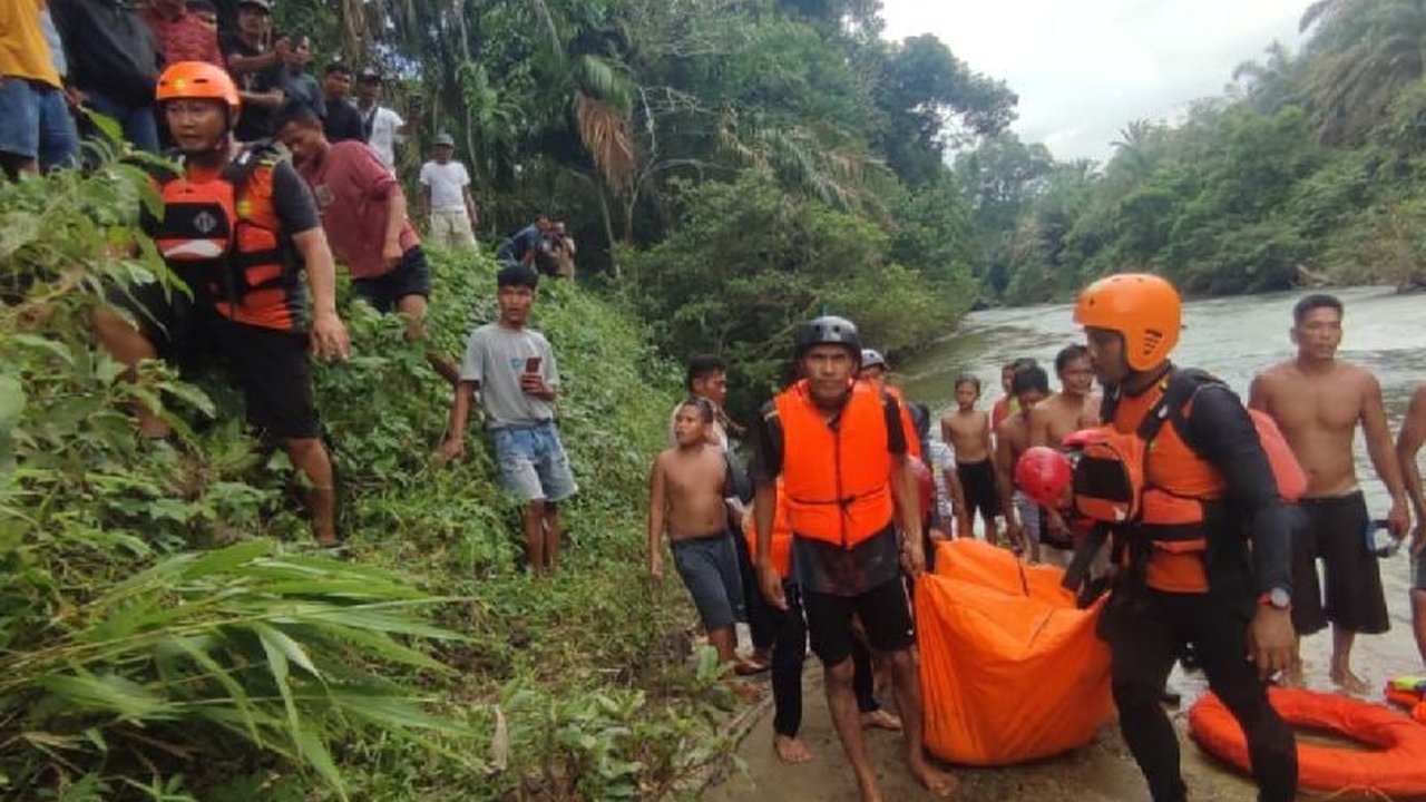Tim Basarnas Medan berhasil mengevakuasi jenazah Yosia Rofael (14 tahun) yang hanyut di Sungai Katia Lakkut, Labuhanbatu, Sumatera Utara, setelah pencarian selama kurang lebih 24 jam.