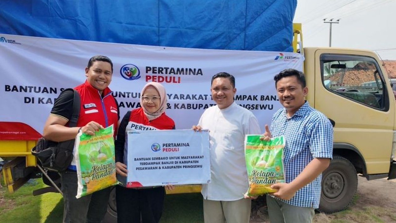 Pertamina Patra Niaga Regional Sumbagsel menyalurkan 1000 paket sembako untuk warga di Pesawaran dan Pringsewu, Lampung, yang terdampak banjir pada pertengahan Januari 2024, sebagai bentuk tanggung jawab sosial.