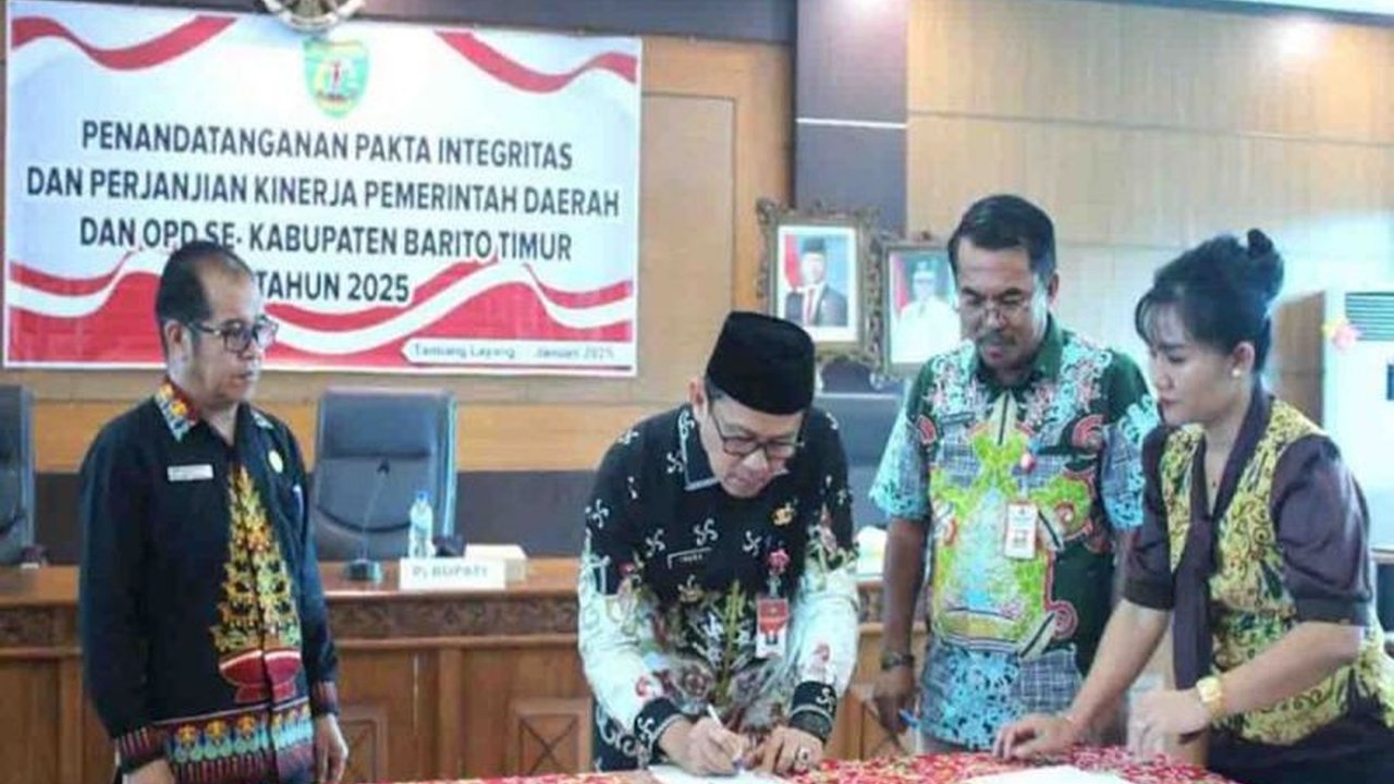 Pemkab Barito Timur, Kalimantan Tengah, melakukan penandatanganan pakta integritas dan perjanjian kinerja serentak kepada seluruh kepala OPD, sebagai komitmen mewujudkan pembangunan daerah yang transparan dan akuntabel untuk periode 2025-2030.