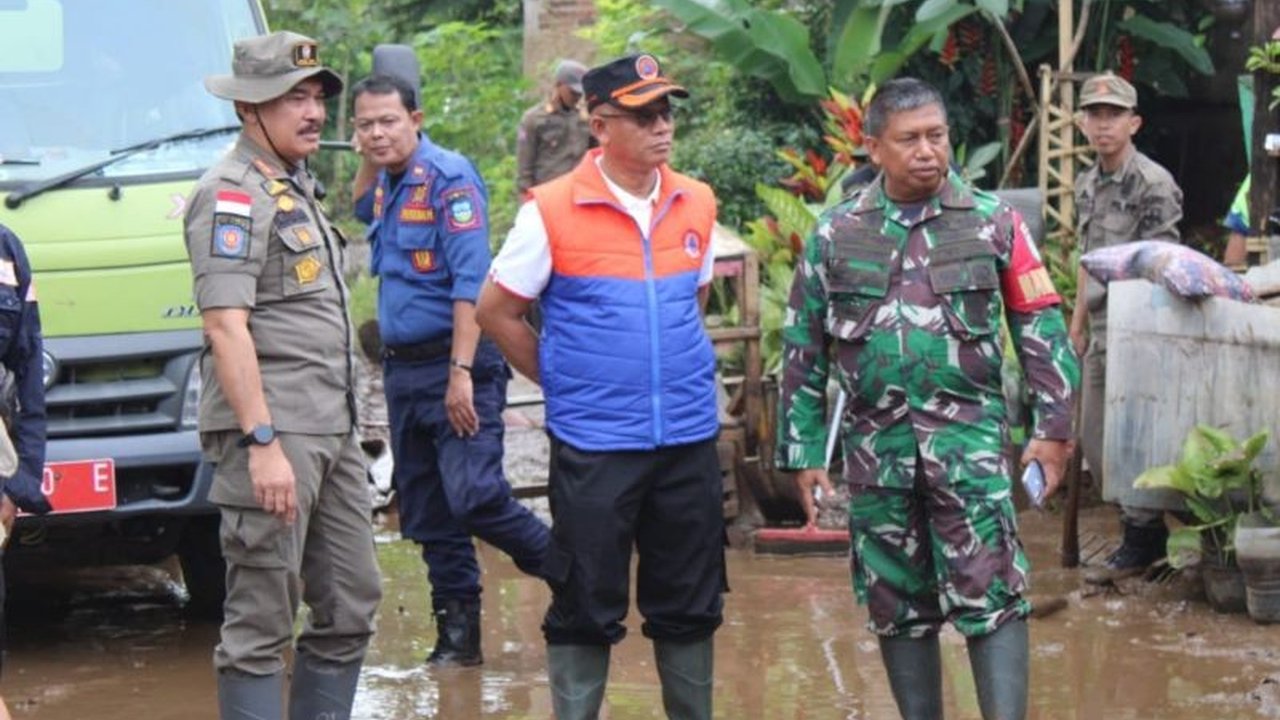 Pemerintah Kabupaten Garut melarang warga membangun rumah di bantaran Sungai Cimanuk di Desa Haurpanggung karena rawan banjir, meskipun ada warga yang kembali menempati lokasi yang sudah direlokasi pascabanjir 2016.