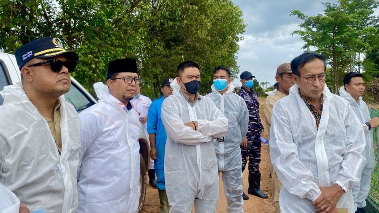 Anggota DPRD Kepri meninjau lokasi penangkaran buaya di Pulau Bulan, Batam, pasca kejadian buaya lepas, guna mencari solusi pencegahan dan memastikan keselamatan warga sekitar.