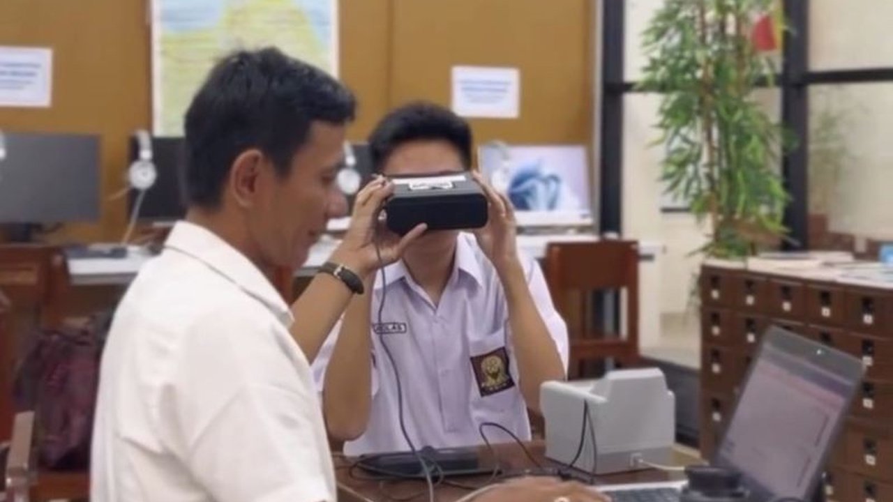 Dinas Kependudukan dan Pencatatan Sipil (Dispendukcapil) Surabaya gencar mensosialisasikan dan membantu aktivasi Identitas Kependudukan Digital (IKD) di sekolah-sekolah tingkat SMA/SMK dan kampus untuk mempermudah akses layanan kependudukan.