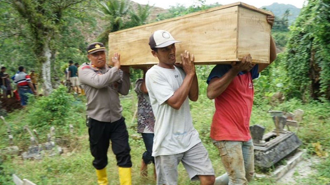 Proyek Bendungan Bagong di Trenggalek menyebabkan relokasi 435 makam di Desa Sumurup ke empat lokasi baru, dengan proses yang melibatkan warga, pemerintah desa, dan BBWS, serta kompensasi finansial bagi ahli waris.