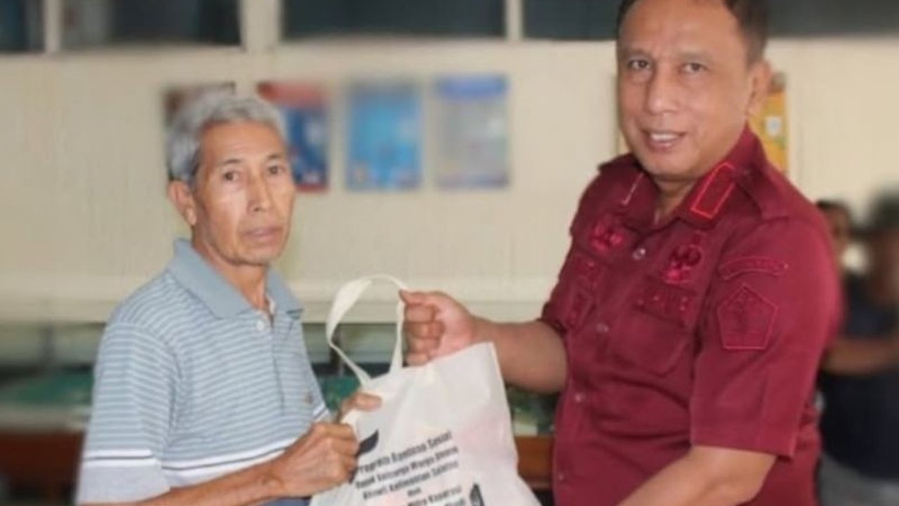 Lapas Kelas IIA Banjarmasin menyalurkan bantuan bahan pokok kepada keluarga warga binaan pemasyarakatan (WBP) sesuai arahan Kemenkumham, sebagai bentuk kepedulian sosial dan dukungan pembinaan WBP.