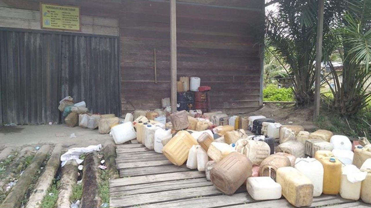 Kabupaten Simeulue, Aceh, mendapat kuota minyak tanah subsidi 3,29 juta liter untuk tahun 2025, lebih rendah dari tahun sebelumnya, seiring kebijakan pemerintah mengurangi ketergantungan pada minyak tanah.