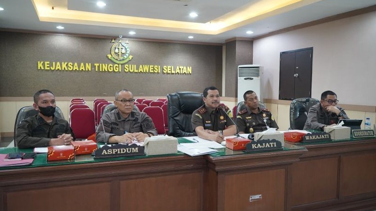 Kejaksaan Tinggi Sulawesi Selatan menyetujui penggunaan restorative justice untuk dua kasus tindak pidana, penggelapan dan pencurian, setelah mempertimbangkan berbagai faktor seperti latar belakang tersangka dan kerugian korban.