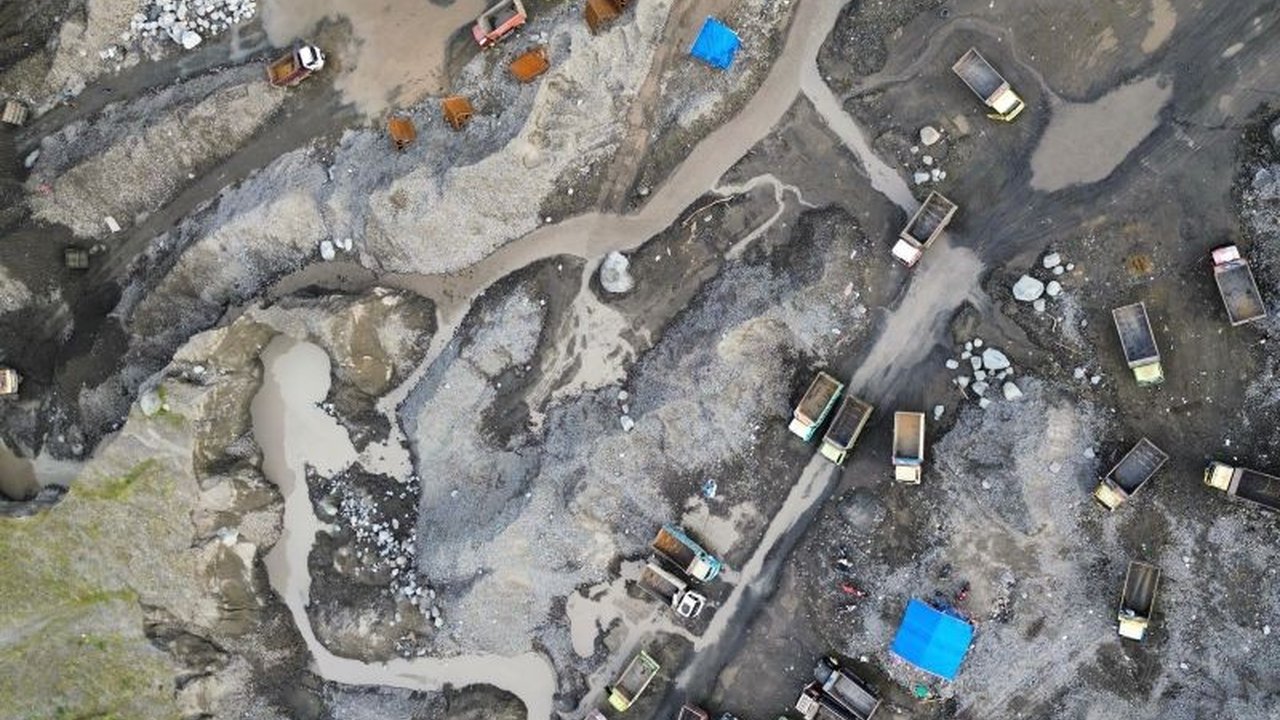 Polres Blitar menindak tegas eksploitasi tambang pasir dan batu ilegal di lereng Gunung Kelud yang berdampak buruk pada lingkungan dan masyarakat sekitar,  mendapat dukungan dari PC PMII Blitar.