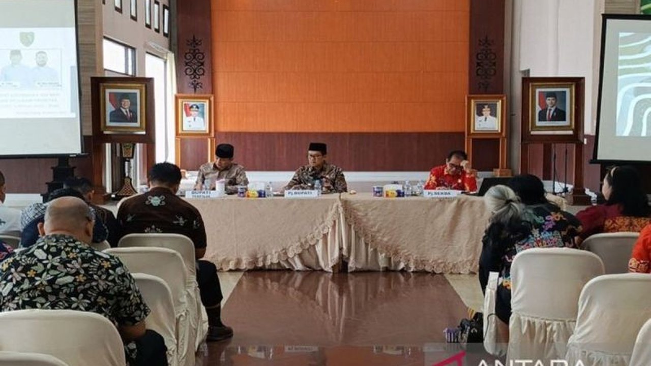 Pemerintah Kabupaten Barito Timur menggelar rapat koordinasi dengan Bupati dan Wakil Bupati terpilih untuk memastikan kelancaran transisi program pembangunan periode 2025-2030, demi menghindari hambatan selama proses pergantian kepemimpinan.