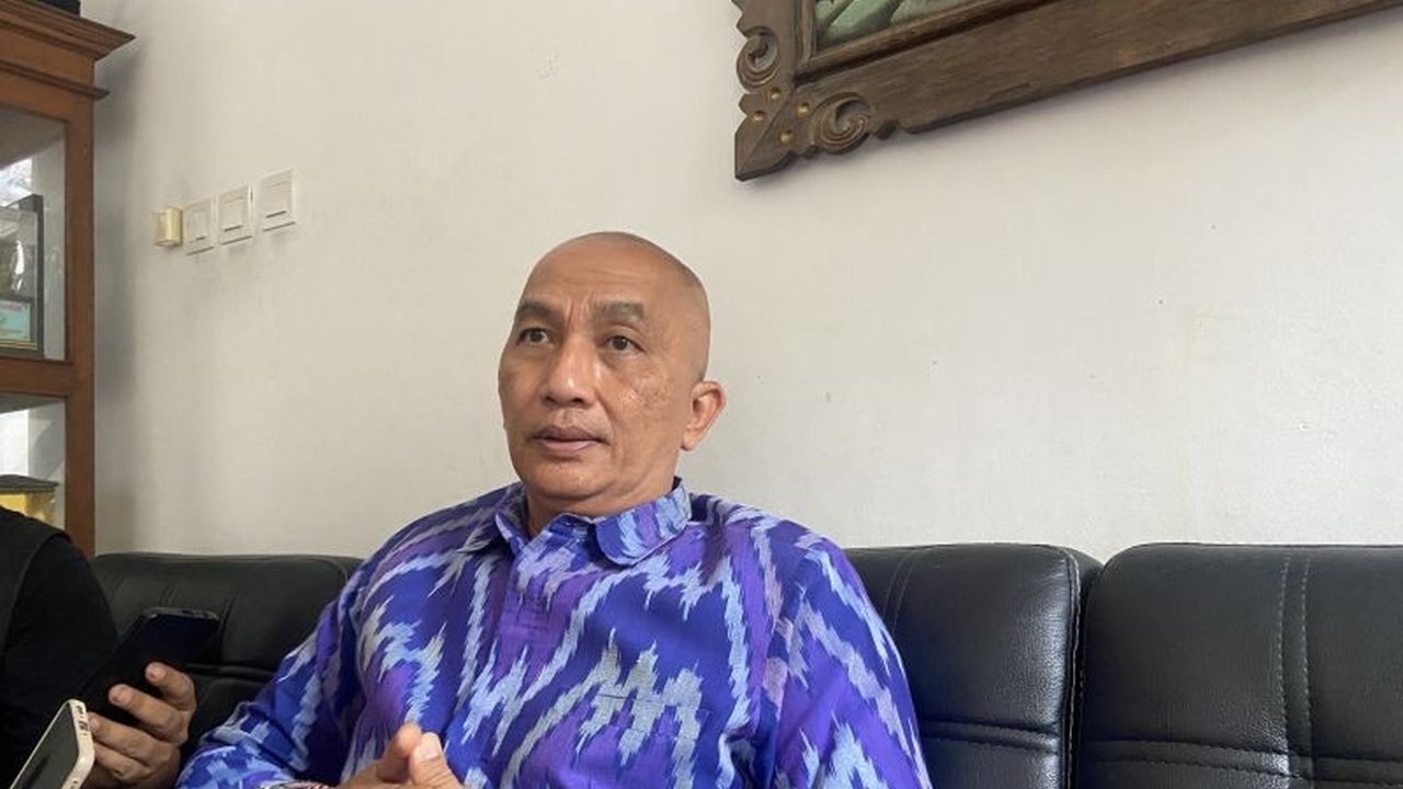 Kelangkaan LPG 3 Kg di Bali pada Januari 2025 disebabkan oleh penggunaan stok tambahan dari Desember 2024 untuk memenuhi kebutuhan Natal, Tahun Baru, dan Imlek, sehingga stok Januari berkurang dan distribusi tidak tepat sasaran.