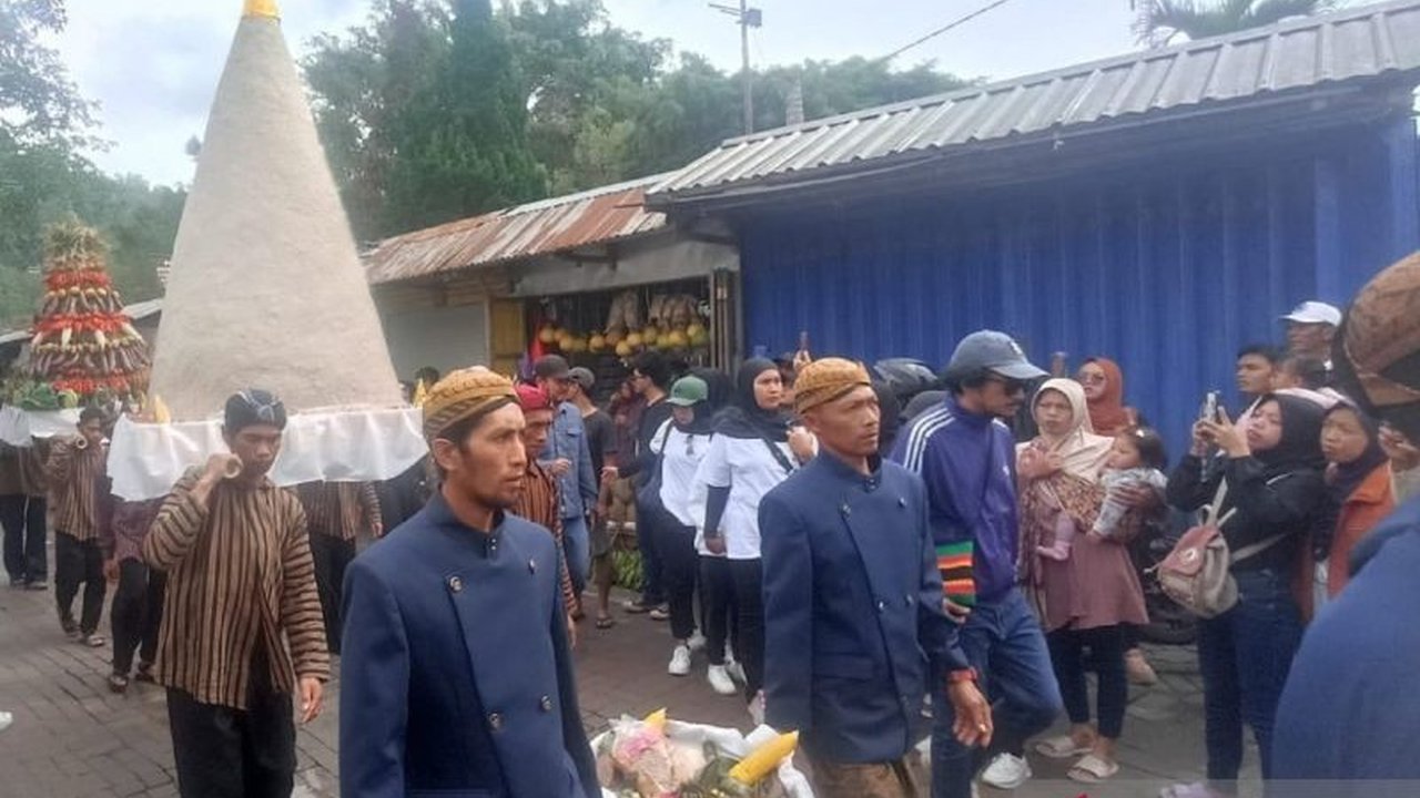 Masyarakat Sarangan, Magetan, menggelar tradisi Labuhan Sarangan, sebuah upacara adat larung sesaji di Telaga Sarangan sebagai ritual bersih desa dan daya tarik wisata menjelang Ramadhan 2025.