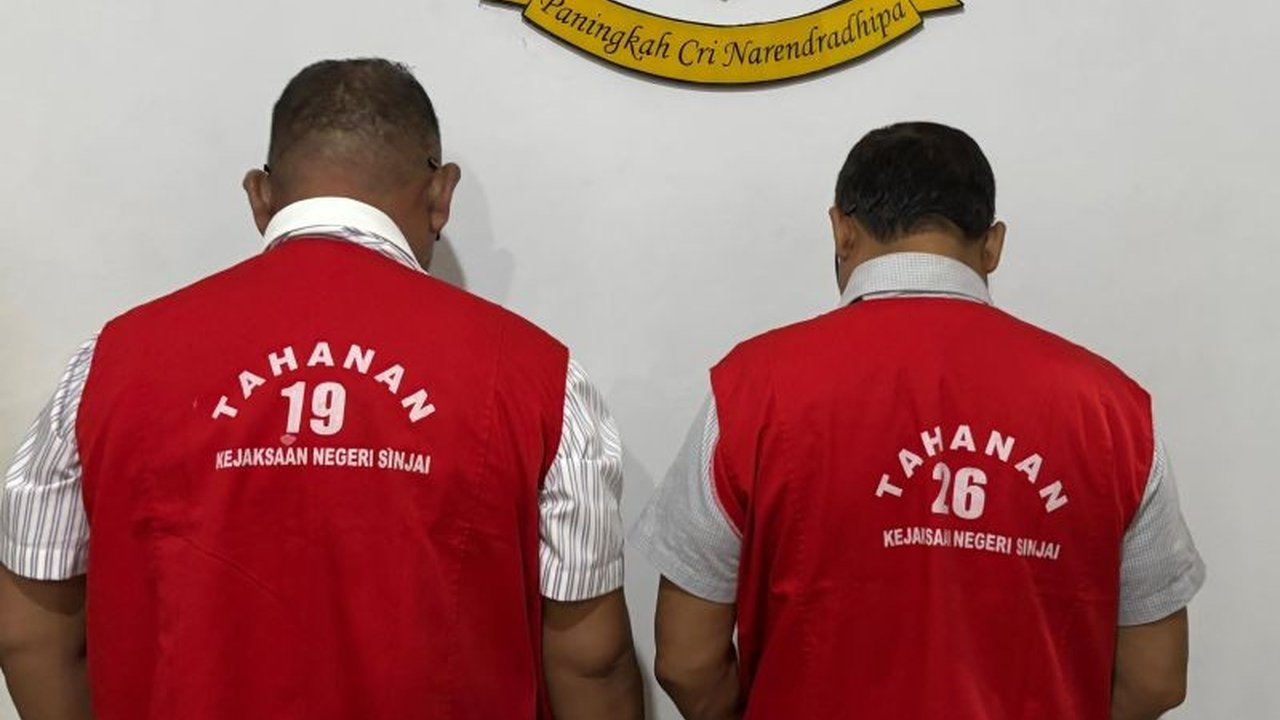 Kejaksaan Negeri Sinjai menahan dua tersangka, SHW dan AA, terkait korupsi rehabilitasi irigasi Apparang senilai Rp7,5 miliar, dengan kerugian negara mencapai Rp1,7 miliar lebih.