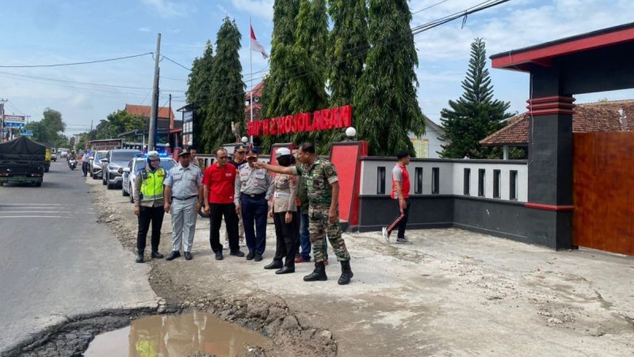 Satlantas Polres Sukoharjo bersama instansi terkait gencar melakukan pengecekan dan perbaikan jalan di Sukoharjo untuk menekan angka kecelakaan lalu lintas yang meningkat pada tahun 2024.