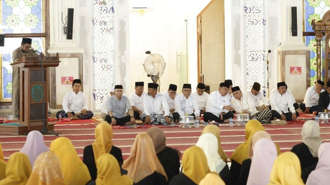 Penjabat Gubernur Sulawesi Tenggara mengajak umat Islam memperkuat keimanan dan ketaqwaan melalui peringatan Isra Mikraj di Masjid Raya Al Kautsar Kendari, menekankan pentingnya mengamalkan nilai-nilai perjalanan Nabi Muhammad SAW.