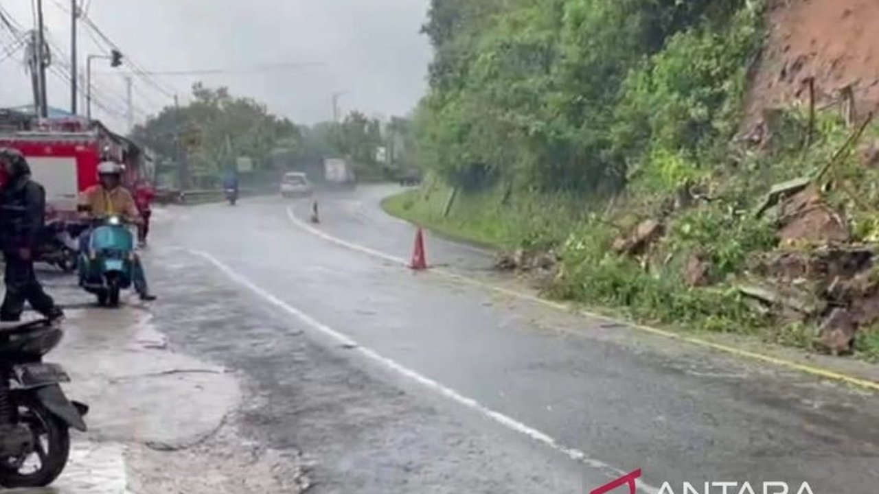 BPBD Cianjur dan Satlantas Polres Cianjur menambah papan peringatan di jalur Puncak pasca longsor yang sempat menutup jalur utama, guna meningkatkan kewaspadaan pengendara.