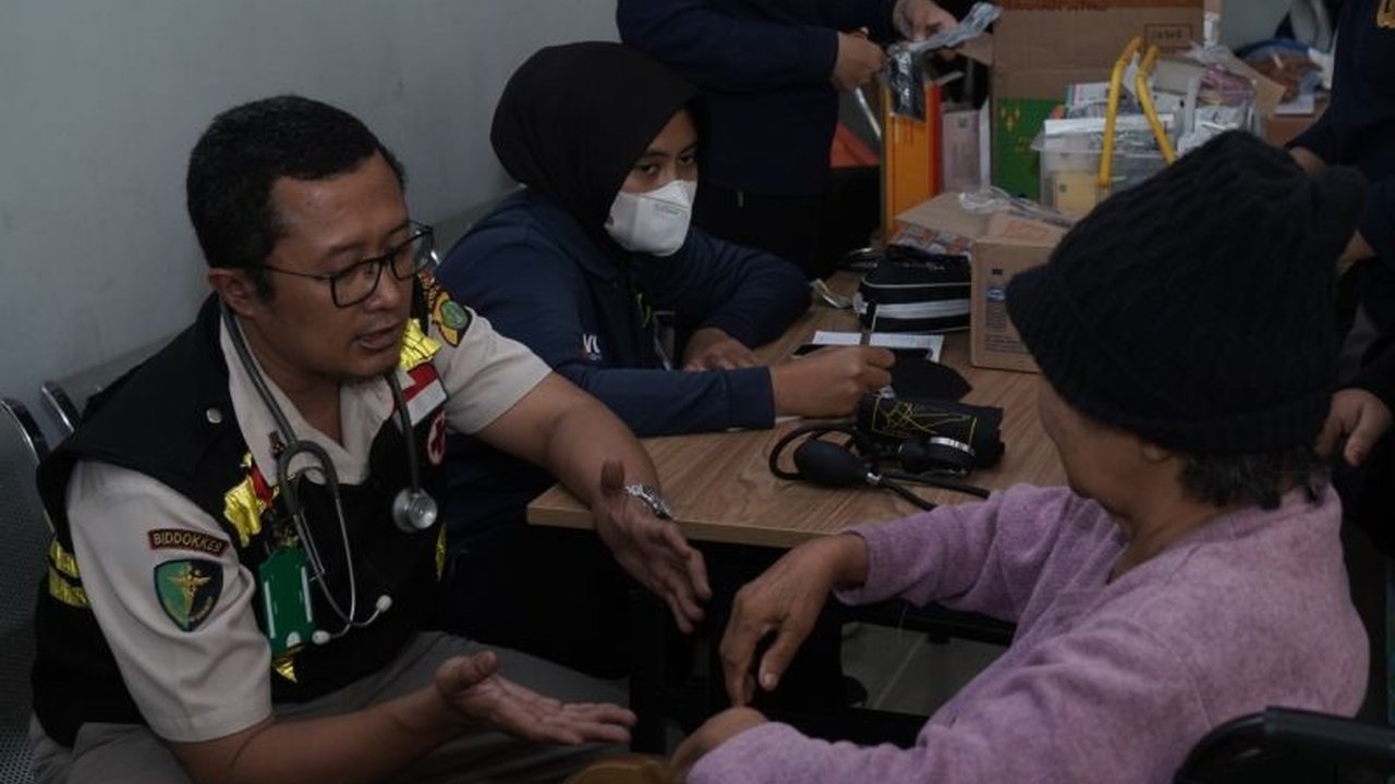 Kepolisian Jakarta Barat memberikan layanan kesehatan gratis berupa pemeriksaan dan vitamin kepada warga Kalideres yang terdampak banjir, serta bantuan logistik.
