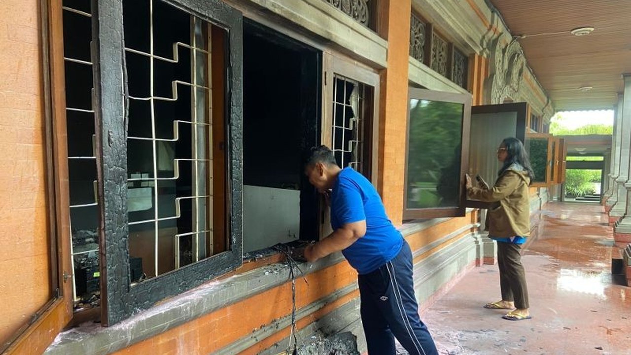 Kebakaran kecil terjadi di ruang pers DPRD Bali pada Jumat sore, 31 Januari 2024, menghanguskan komputer dan printer, namun berkat respon cepat, tidak ada korban jiwa dan api tidak sampai merambat ke ruangan lain.