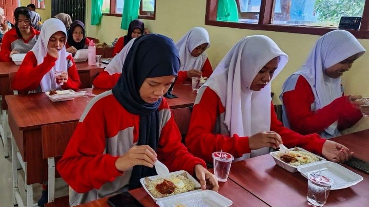 Kodim 0318 Natuna, Kepulauan Riau, memberikan makan bergizi gratis kepada pelajar SMK Negeri 2 Bunguran Timur sebagai bagian dari uji coba program pencegahan stunting dalam rangka mewujudkan Generasi Emas 2045.