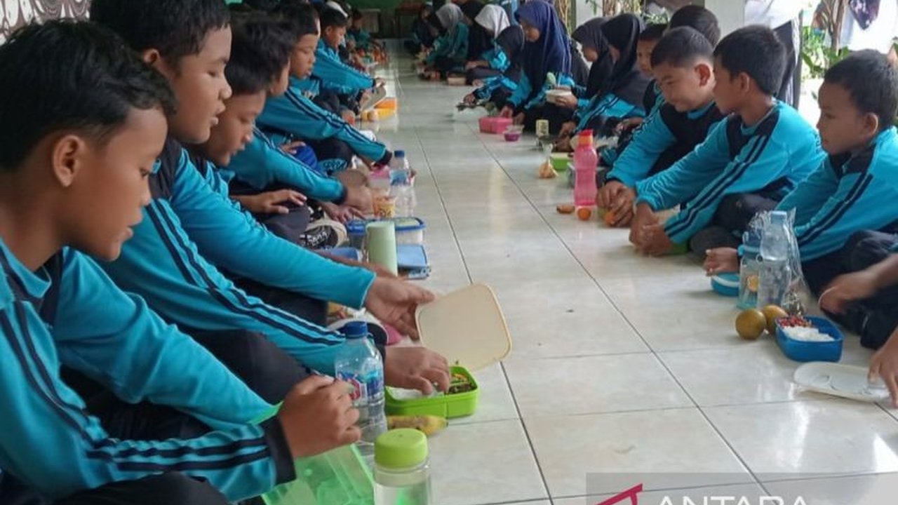 SDN 3 Panggang, Bantul, Yogyakarta, meluncurkan program Makan Bergizi Mandiri untuk mendukung program Makan Bergizi Gratis pemerintah, mendorong kebiasaan makan sehat sejak dini pada siswa.