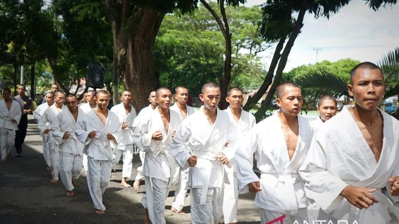 Polda Gorontalo meningkatkan kemampuan bela diri Bintara Remaja Angkatan 52 melalui latihan intensif di lapangan Mapolda Gorontalo untuk membentuk mental kuat dan profesionalisme dalam tugas kepolisian.