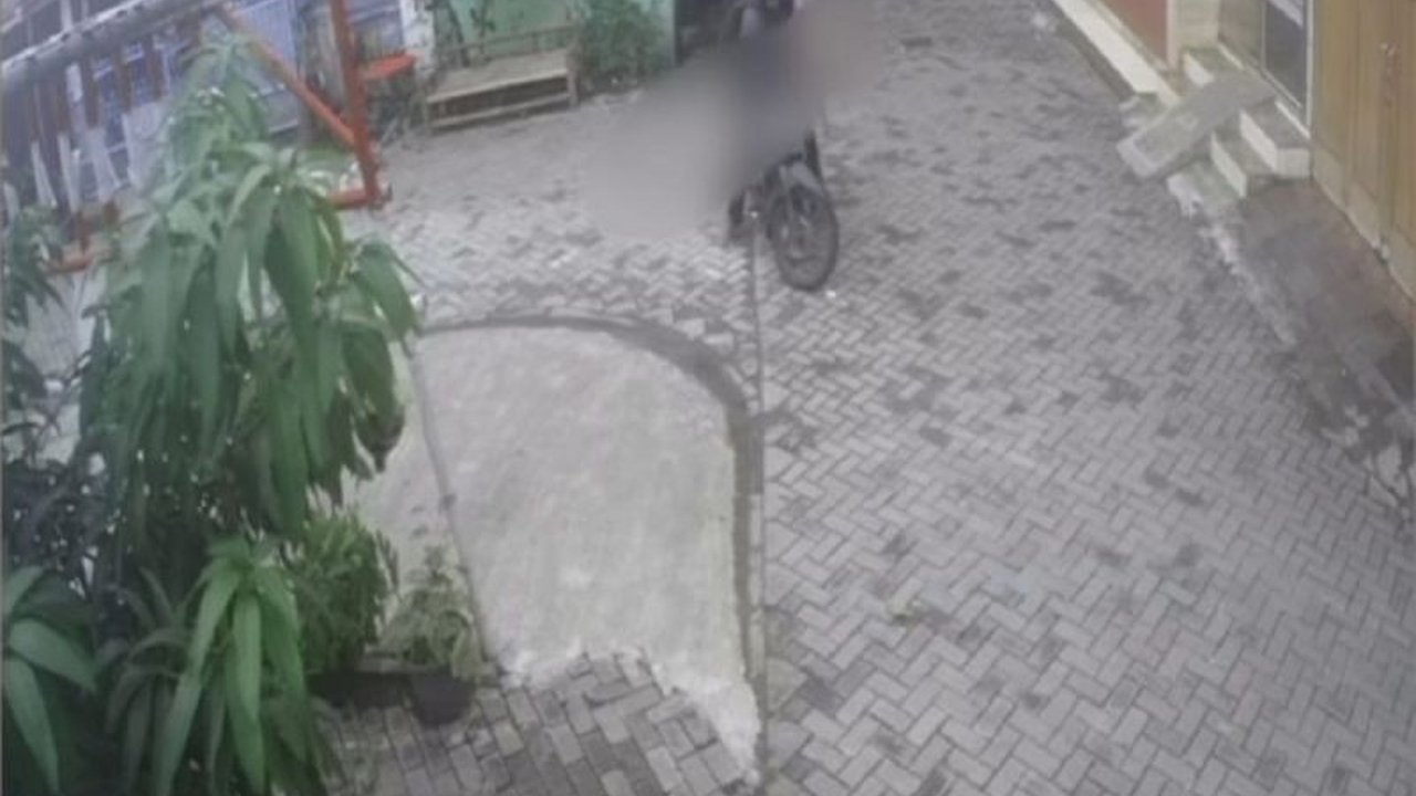Seorang guru SD swasta di Tangerang ditangkap polisi karena diduga membanting balita 1 tahun 11 bulan hingga viral di media sosial setelah aksinya terekam CCTV.