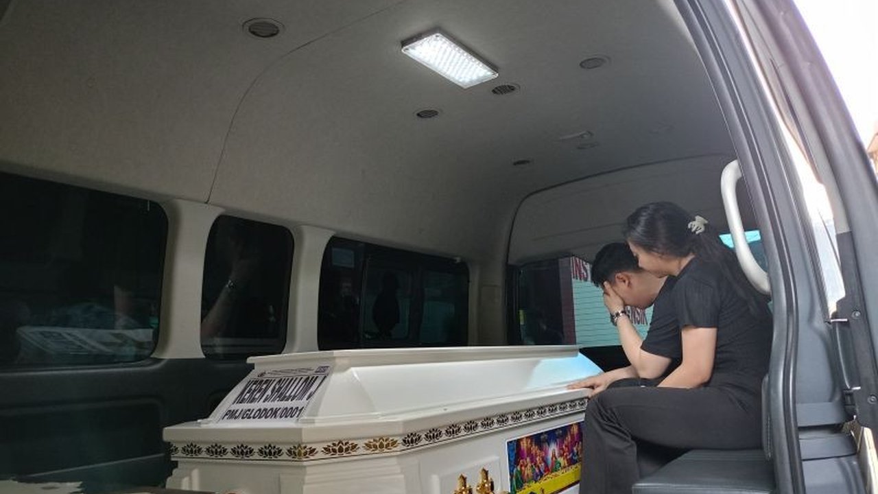 Rumah Sakit Polri telah menyerahkan dua jenazah korban kebakaran Glodok Plaza, Keren Shallom Jeremiah (21) dan Ade Aryanti (30), kepada keluarga setelah identifikasi DNA selesai dilakukan.