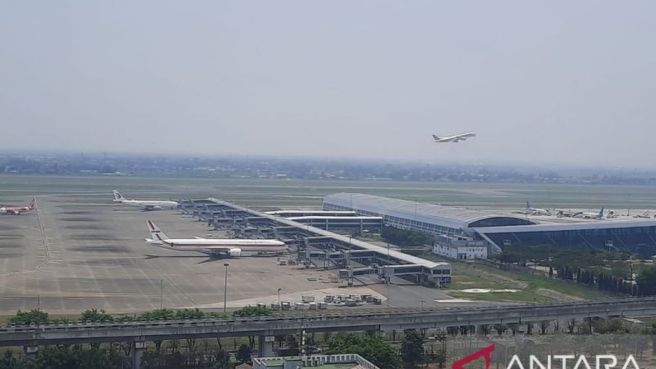 Kebakaran di gudang mainan kawasan Pergudangan Pantai Indah Dadap, Kosambi, Tangerang, Jumat siang, tidak mengganggu aktivitas penerbangan di Bandara Soekarno-Hatta.