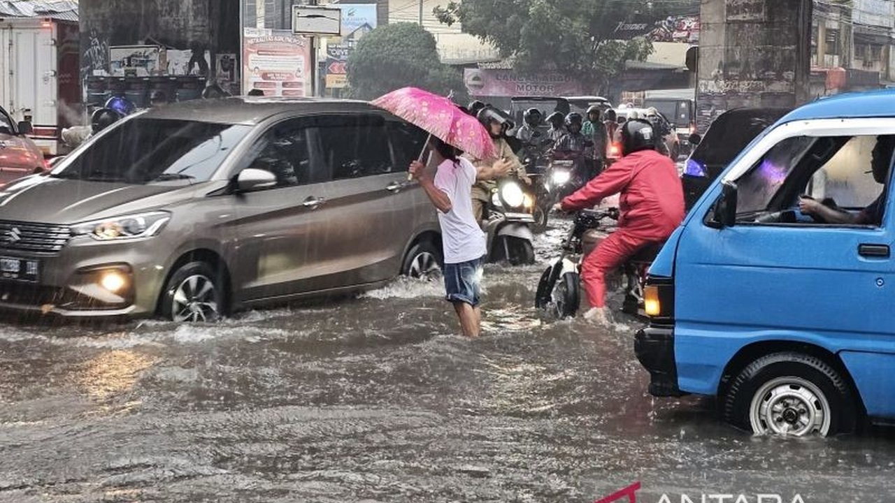 Menghadapi potensi cuaca buruk, BPBD Kota Malang telah menyiapkan tujuh langkah antisipasi, termasuk menyiagakan tim respons cepat dan memodifikasi sistem peringatan dini bencana.