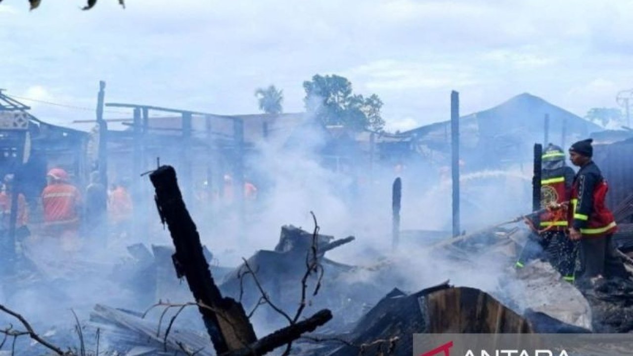 Tiga kebakaran terjadi di Kota Sampit, Kalimantan Tengah pada Jumat pagi hingga siang, mengakibatkan dua rumah ludes terbakar dan beberapa lainnya rusak, diduga akibat ledakan gas dan korsleting listrik.