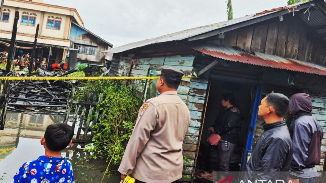 Kebakaran di Jalan Sulawesi Gang Bandaneira, Banjarmasin, Jumat pagi, menewaskan Jamhuri Hasan (70) dan menghanguskan dua rumah; polisi masih menyelidiki penyebabnya.