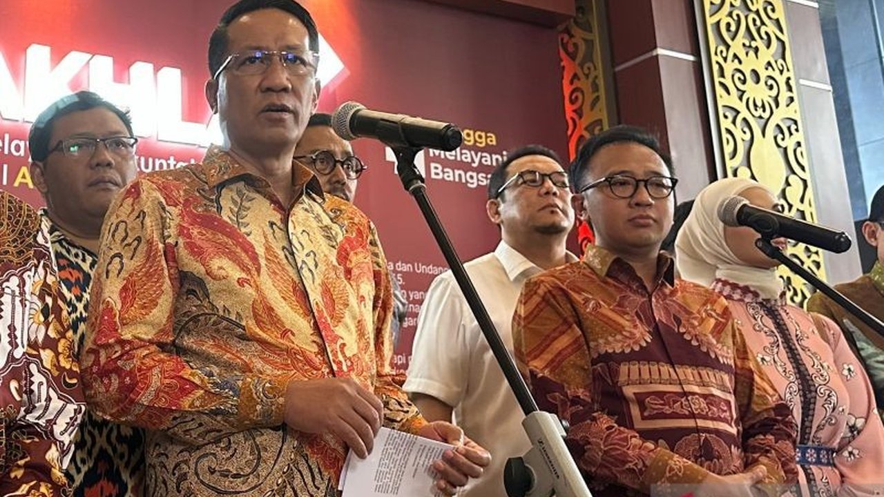 Kementerian Hukum dan HAM (Kemenkumham) telah mengesahkan kepengurusan Dewan Koperasi Indonesia (Dekopin) yang baru di bawah kepemimpinan Bambang Haryadi, hasil Munas Desember 2024,  membuka babak baru bagi perkoperasian Indonesia.