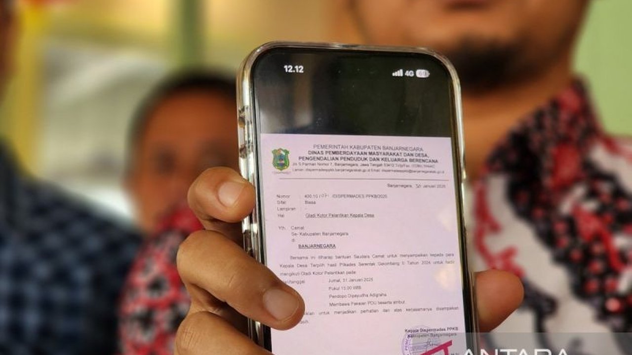 34 kepala desa di Banjarnegara dengan SK perpanjangan jabatan hingga 2026 menolak pelantikan 51 kades terpilih pada Februari 2025, menimbulkan polemik terkait putusan MK dan kebijakan Pemda.