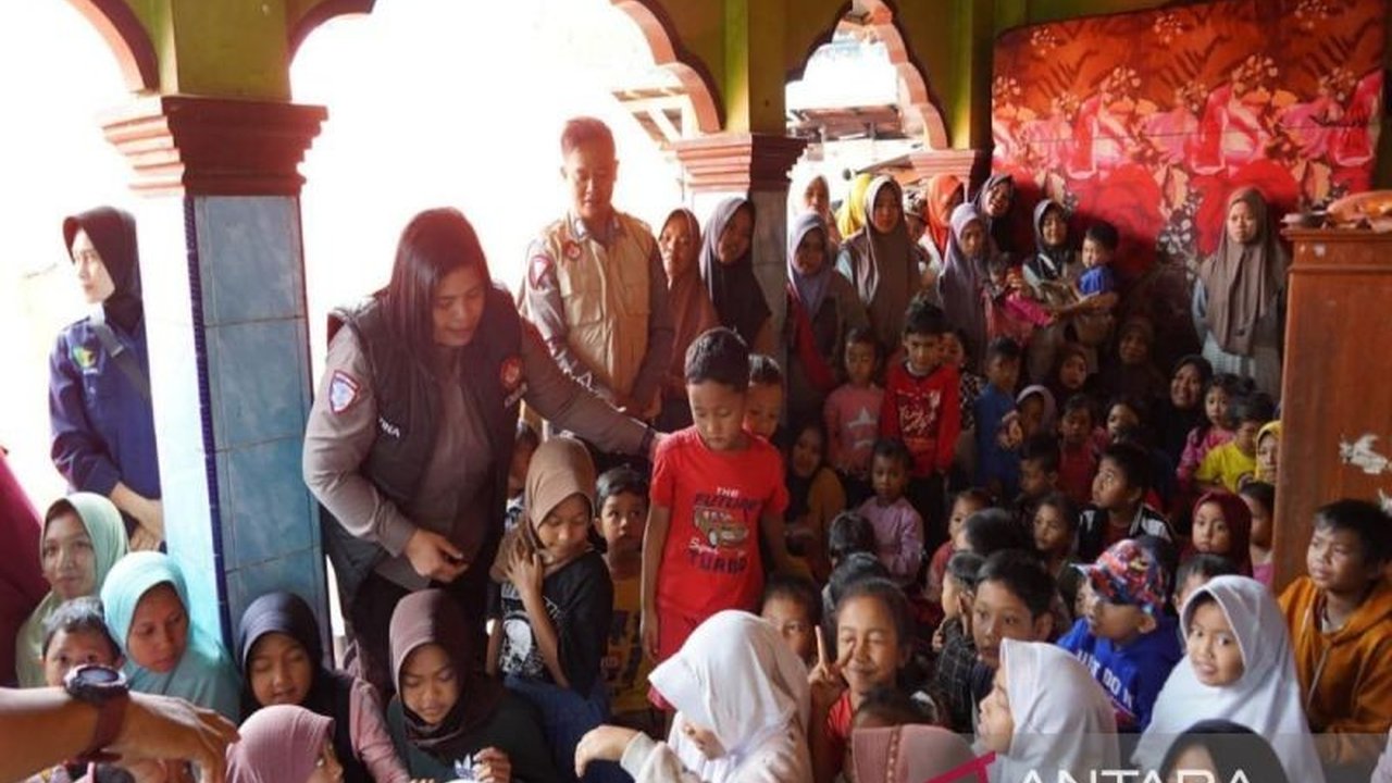 Polres Batang menggelar trauma healing untuk warga Desa Surjo, Batang, yang terdampak bencana tanah longsor dan banjir bandang, guna memulihkan kondisi psikologis mereka, khususnya anak-anak.
