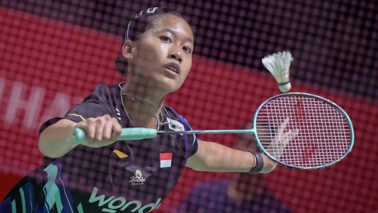 Putri Kusuma Wardani, tunggal putri Indonesia, berhasil melaju ke babak 16 besar Thailand Masters 2025 setelah mengalahkan wakil Hong Kong, Saloni Samirbhai Mehta, dengan skor 21-19, 21-11 di Nimibutr Stadium.