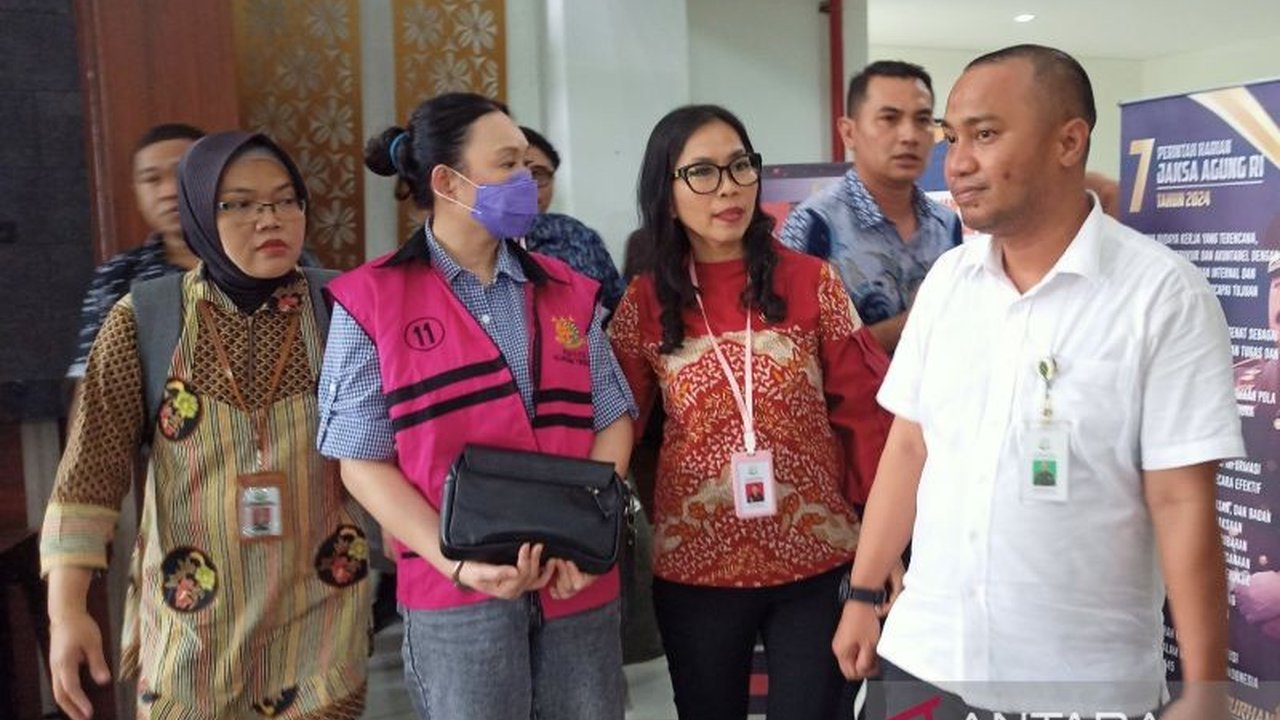 Kejati NTB menetapkan eks Direktur PT Bliss, Isabel Tanihaha, dan mantan Dirut PT Tripat, Azril Sopandi, sebagai tersangka korupsi aset Lombok City Center (LCC) senilai 8,4 hektare di Lombok Barat, NTB, terkait pengagunan lahan kepada Bank Sinarmas.