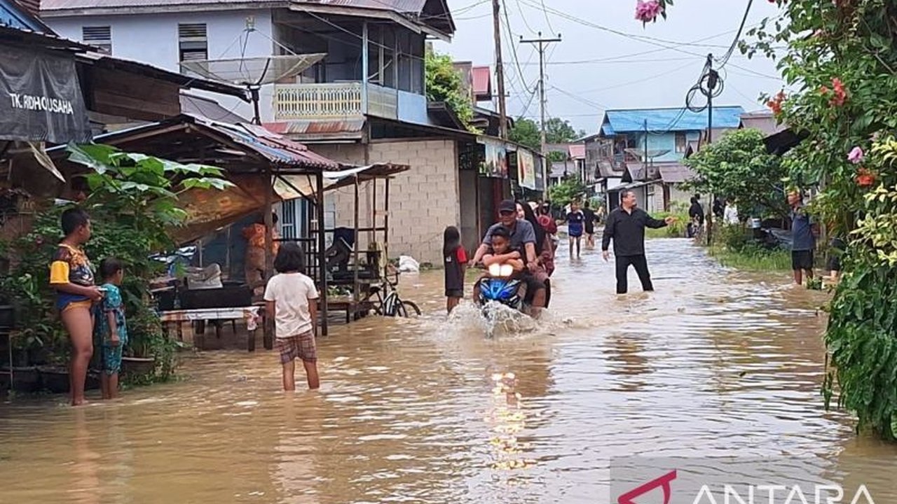 Banjir di Kalimantan Barat meluas, menenggelamkan ribuan rumah dan menyebabkan dua korban jiwa, sementara bantuan dari BNPB terus disalurkan.