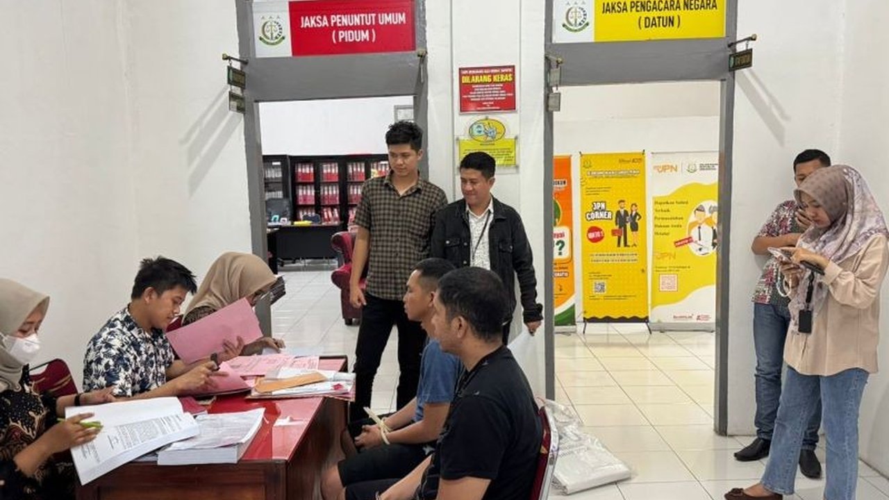 Polda Jambi telah melimpahkan berkas enam tersangka perusakan TPS di Sungai Penuh ke Kejari Sungai Penuh, dengan motif yang diduga untuk memicu pemungutan suara ulang, sementara sembilan tersangka lainnya masih dalam proses hukum.