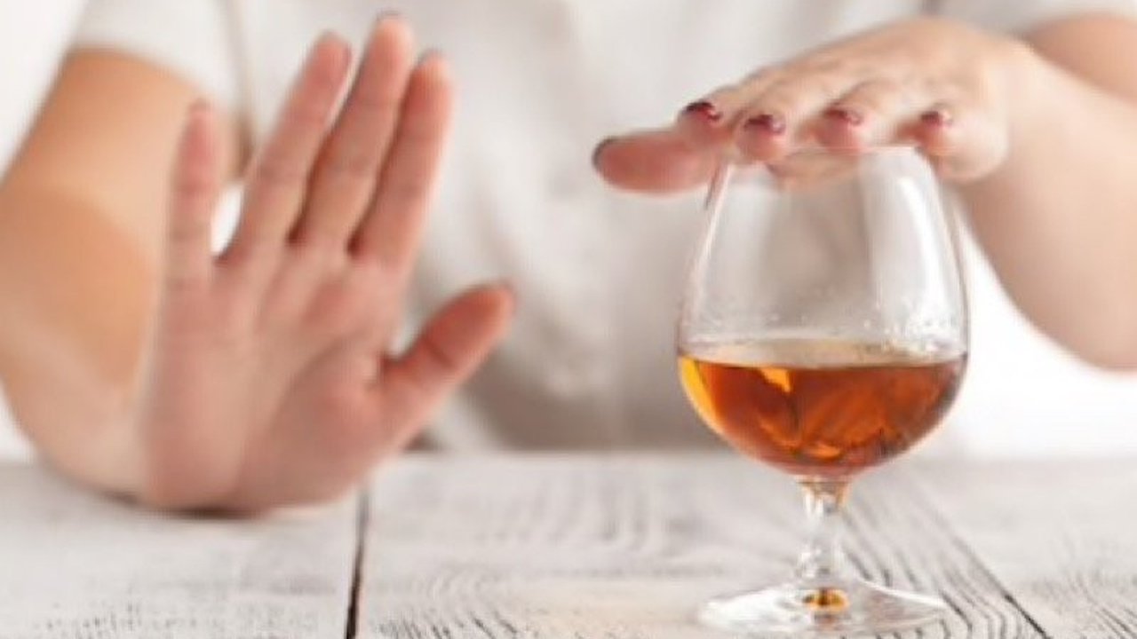 Konsumsi alkohol tinggi meningkatkan risiko kerusakan hati, sirosis, bahkan kanker hati, diperparah pola hidup tidak sehat; deteksi dini dan gaya hidup sehat sangat penting.