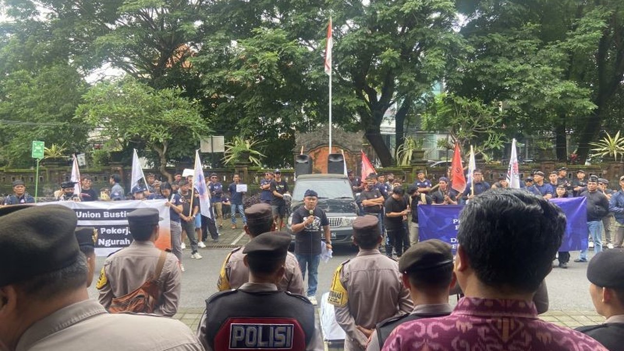 Ratusan serikat pekerja di Bali mendesak Dinas Ketenagakerjaan (Disnaker) untuk mengusut tuntas kasus PHK enam karyawan Bandara Ngurah Rai yang diduga berkaitan dengan aksi mogok kerja dan potensi pemberangusan serikat pekerja.