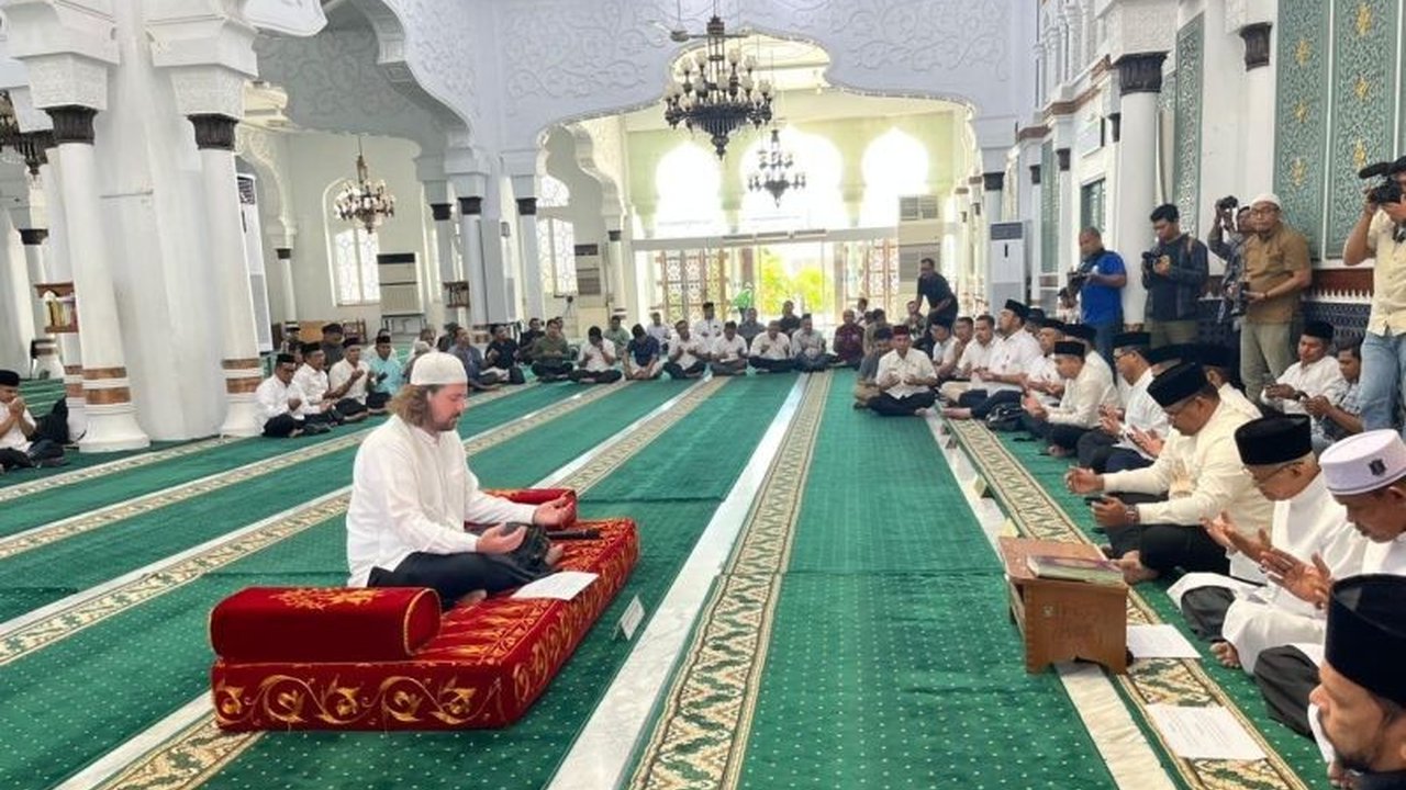 Seorang warga negara Australia, William Roberts Mackay, resmi memeluk Islam dengan nama Muhammad Wildan di Masjid Raya Baiturrahman, Banda Aceh, disaksikan langsung oleh Pj Gubernur Aceh.