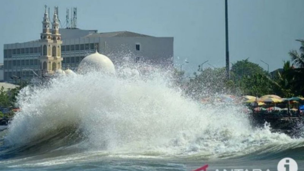 Ketua HNSI Babel mengingatkan nelayan untuk memprioritaskan keselamatan di laut mengingat gelombang tinggi mencapai 2,5 meter di berbagai perairan Bangka Belitung, berdasarkan peringatan BMKG.