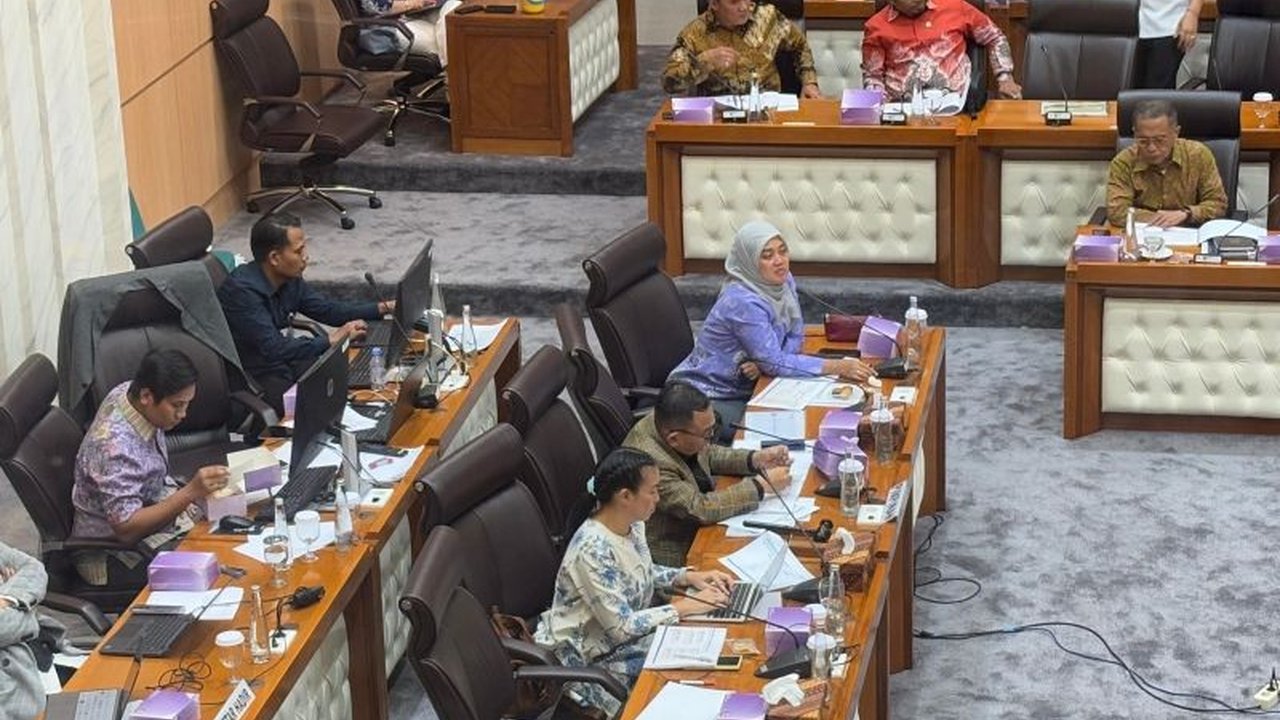 Wakil Ketua Komisi VII DPR RI mendesak pemerintah mengatasi kenaikan harga minyak goreng di Lampung hingga hampir Rp20.000/liter dan tingginya impor singkong yang merugikan petani lokal.