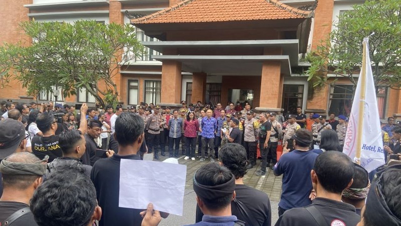 Kepala Disnaker Bali membantah tudingan adanya mafia pengawas dalam kasus PHK 6 karyawan Bandara Ngurah Rai dan meminta bukti jika ada pihak yang menuduh demikian.