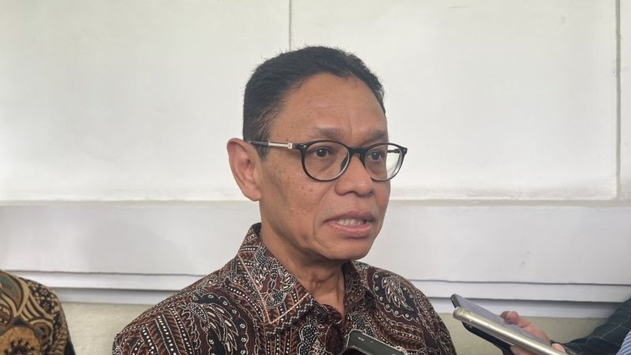 Wakil Menteri ESDM, Yuliot Tanjung, akan berkoordinasi dengan BPH Migas terkait kelangkaan BBM di SPBU swasta seperti Shell dan BP, yang diduga disebabkan kendala distribusi, meskipun Kementerian ESDM telah memberikan izin impor BBM.