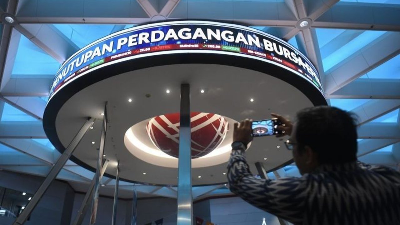 Analis menyarankan investor memilih saham dividen tinggi untuk mengurangi risiko volatilitas pasar di tahun 2025, terutama dengan mempertimbangkan potensi sentimen negatif global.