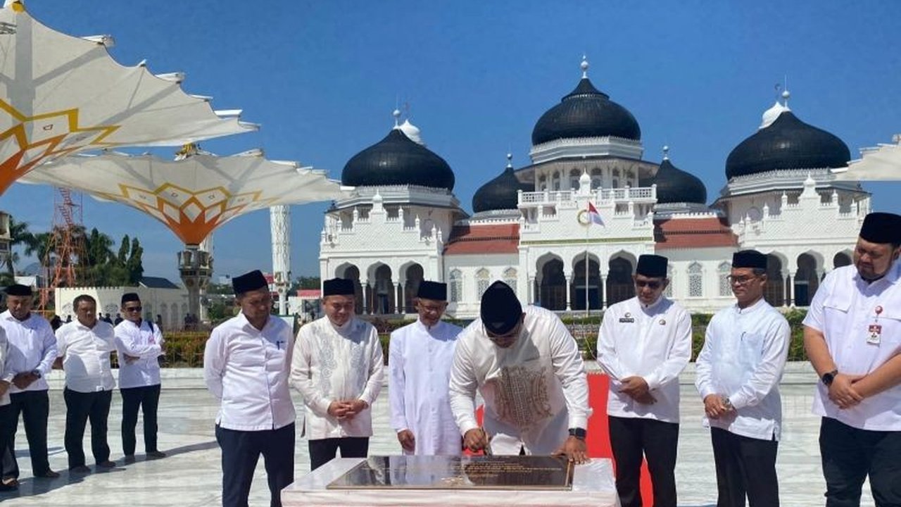 Pemerintah Aceh menggelontorkan Rp50 miliar untuk renovasi Masjid Raya Baiturrahman, meliputi perbaikan payung, lantai marmer, fasilitas wudhu, dan kamar mandi, demi kenyamanan jamaah dan mempertahankan keindahan masjid sebagai ikon Aceh.